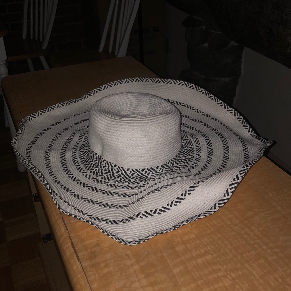 BCBGMAXAZRIA FLOPPY HAT